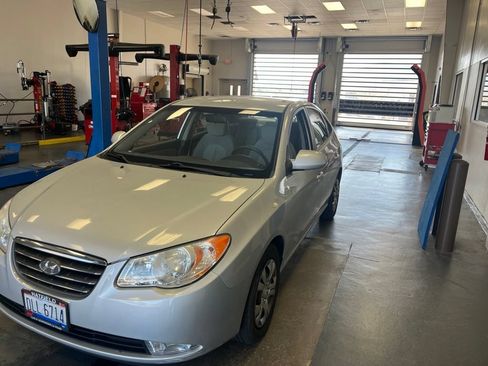 Used 2009 Hyundai Elantra GLS FWD image 2