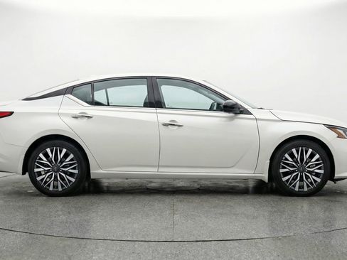 Used 2025 Nissan Altima 2.5 SV FWD image 11