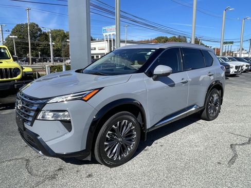 Used 2024 Nissan Rogue Platinum image 4