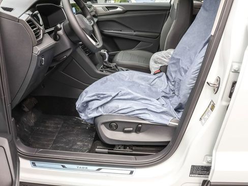 Used 2025 Volkswagen Taos SE image 15