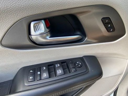 Used 2023 Chrysler Pacifica Touring-L image 18