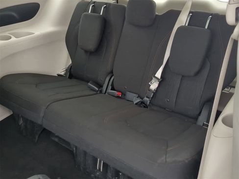 Used 2017 Chrysler Pacifica Touring image 28