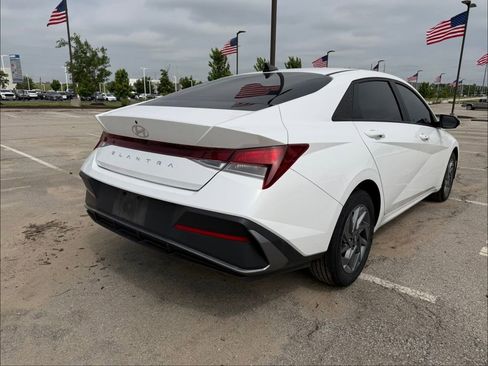 Used 2024 Hyundai Elantra SEL FWD image 5