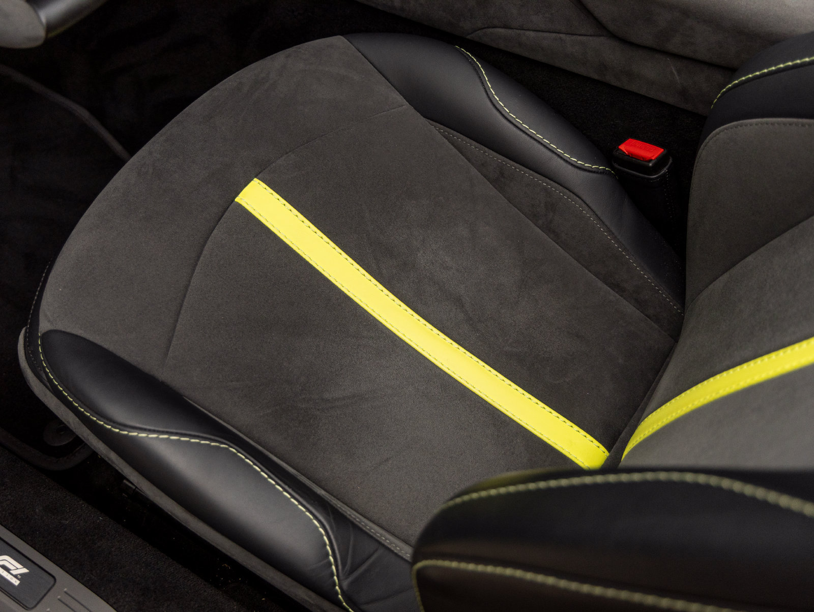 Used 2023 Aston Martin V8 Vantage Roadster RWD image 25