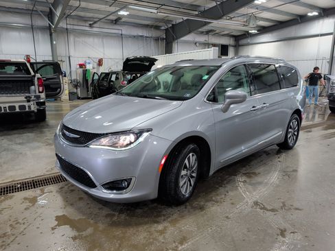 Used 2020 Chrysler Pacifica Touring-L Plus FWD image 6