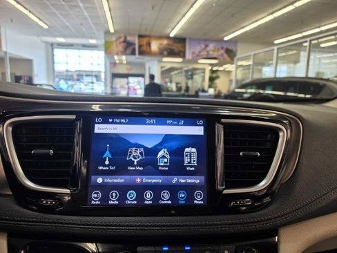 Used 2018 Chrysler Pacifica Limited w/ Tire & Wheel Group FWD image 24
