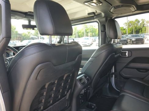 Used 2022 Jeep Gladiator Rubicon w/ LED Lighting Group AWD/4WD image 17
