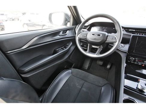 Used 2025 Jeep Grand Cherokee Altitude RWD image 12