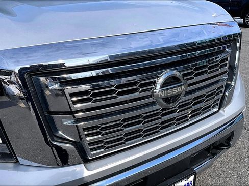 Used 2021 Nissan Titan SL w/ Moonroof Package image 5