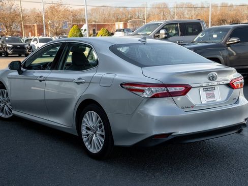 Used 2019 Toyota Camry XLE image 3