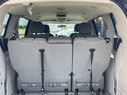 Used 2012 Volkswagen Routan S FWD image 11