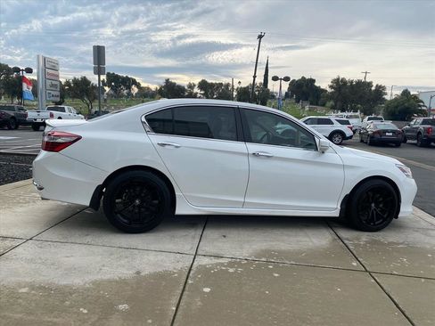Used 2016 Honda Accord Touring image 9