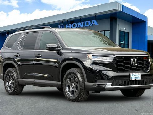 New 2025 Honda Pilot TrailSport image 1