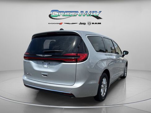 New 2026 Chrysler Pacifica Select image 4