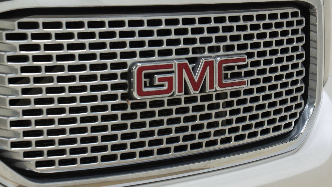 Used 2016 GMC Yukon Denali w/ Open Road Package AWD/4WD image 11