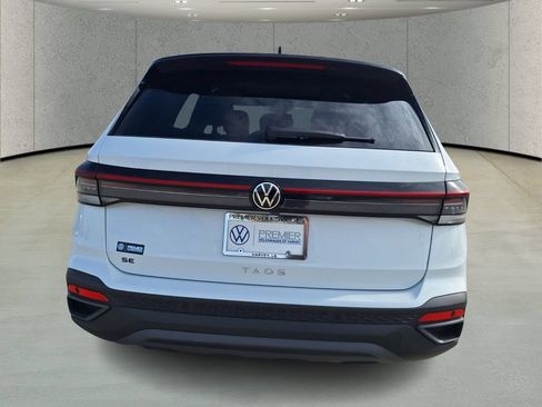 New 2026 Volkswagen Taos SE FWD image 4
