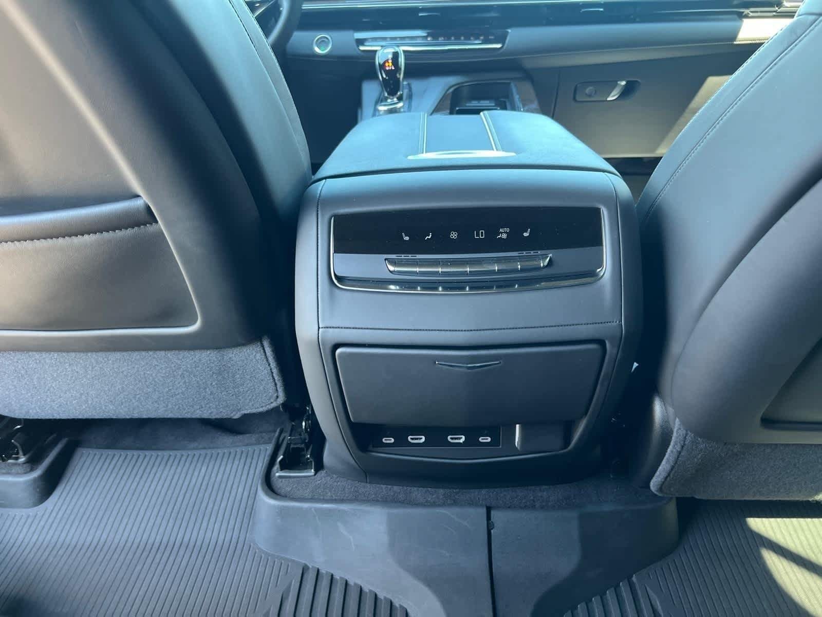 Certified 2024 Cadillac Escalade Sport Platinum w/ LPO, ONYX Package AWD/4WD image 31