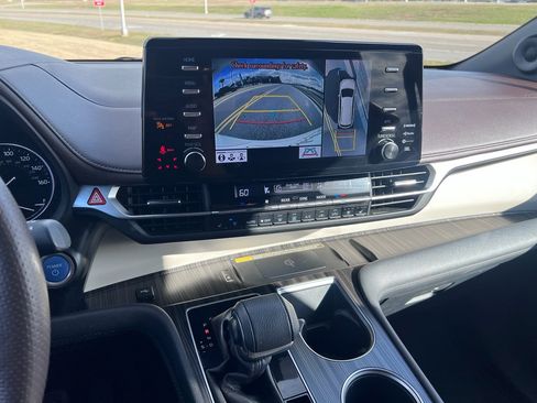 Used 2024 Toyota Sienna Platinum image 21