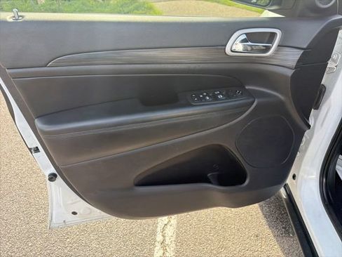 Used 2021 Jeep Grand Cherokee Laredo AWD/4WD image 17