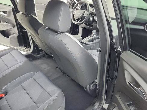 Used 2025 Chevrolet Trax RS image 26