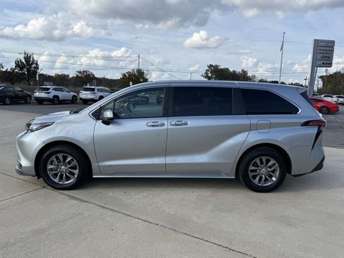 Used 2021 Toyota Sienna LE image 2