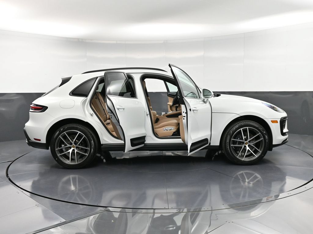 Certified 2026 Porsche Macan AWD/4WD image 36