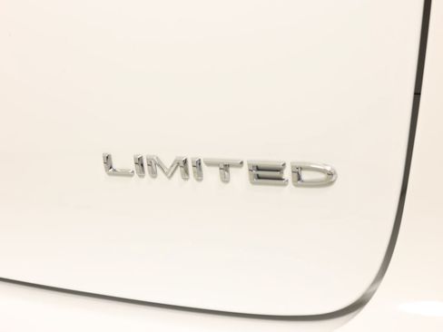 Used 2024 Chrysler Pacifica Limited FWD image 17