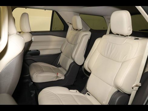 Used 2020 Ford Explorer Platinum w/ Premium Technology Package image 32