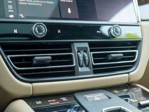 Certified 2022 Porsche Macan AWD/4WD image 29