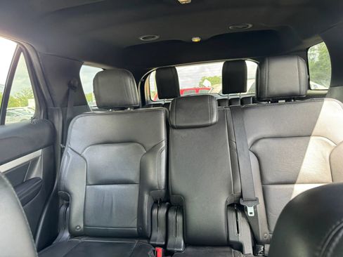 Used 2017 Ford Explorer XLT w/ Equipment Group 202A FWD image 19