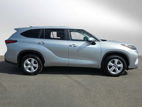 Used 2023 Toyota Highlander LE AWD/4WD image 2
