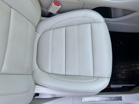 Used 2022 GMC Acadia Denali w/ Denali Technology Package image 34