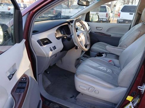 Used 2012 Toyota Sienna XLE image 9