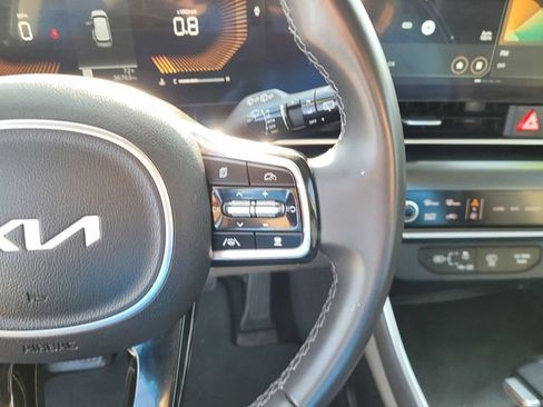 Used 2025 Kia Carnival FWD image 19