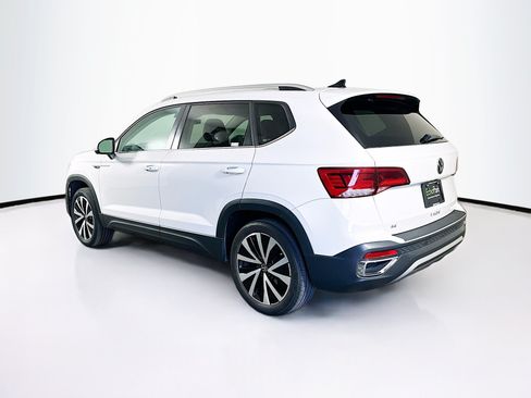 Used 2024 Volkswagen Taos SE w/ Panoramic Sunroof Package FWD image 5