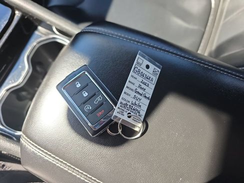 Used 2023 Jeep Grand Cherokee Limited AWD/4WD image 38