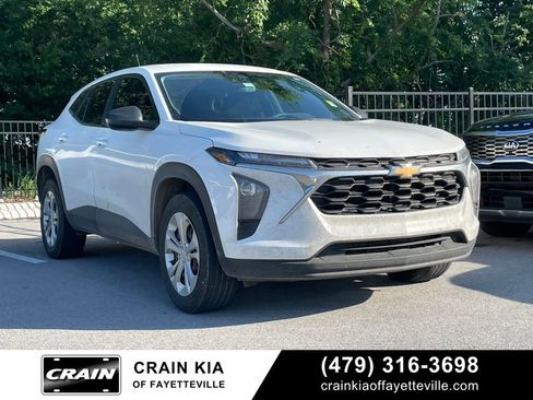 Used 2025 Chevrolet Trax LS FWD image 1