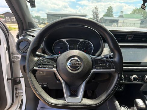 Used 2020 Nissan Kicks S FWD image 10