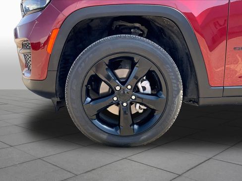 Used 2023 Jeep Grand Cherokee Altitude AWD/4WD image 10