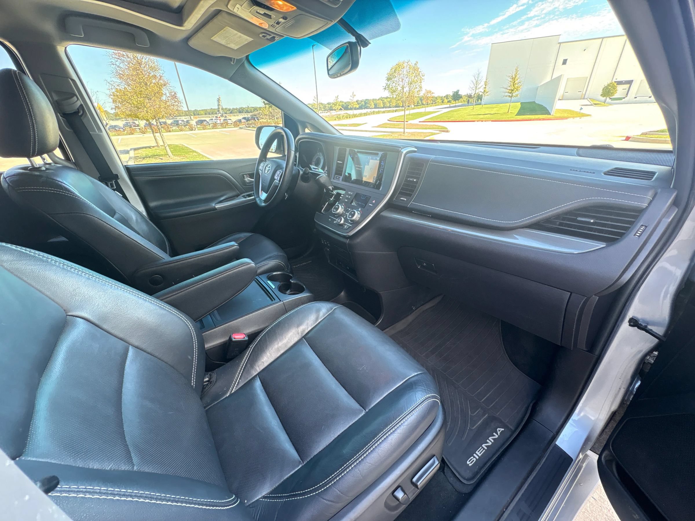Used 2017 Toyota Sienna SE Premium FWD image 18