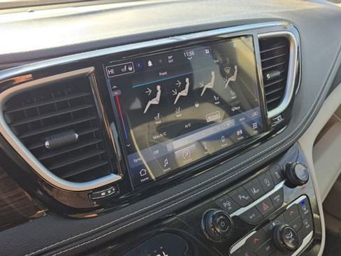 Certified 2022 Chrysler Pacifica Limited image 17