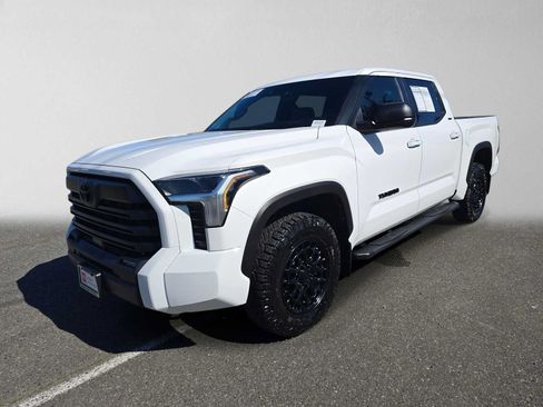Used 2025 Toyota Tundra SR5 w/ SR5 Premium Package AWD/4WD image 8