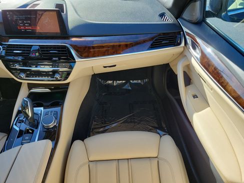 Used 2018 BMW 530i xDrive w/ Premium Package image 16