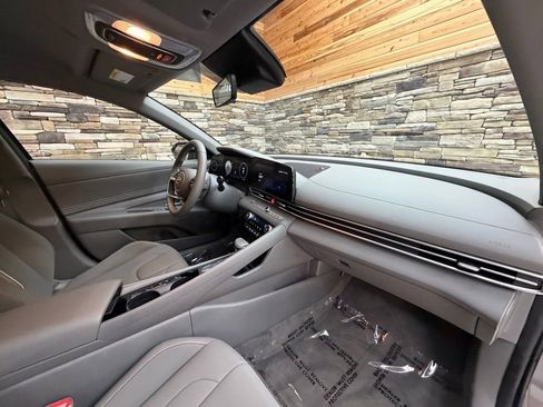 Used 2023 Hyundai Elantra SEL w/ Convenience Package image 13