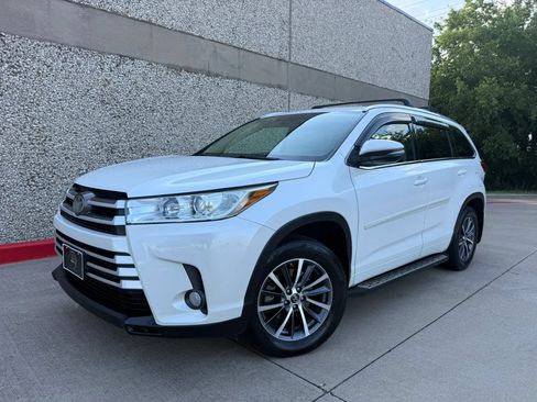 Used 2017 Toyota Highlander XLE AWD/4WD image 2