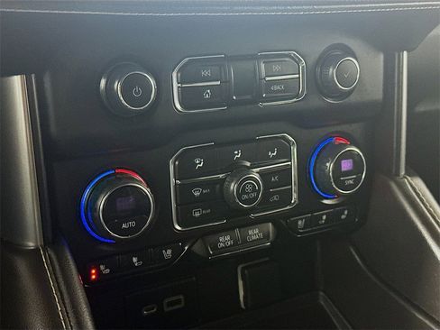 Used 2023 Chevrolet Suburban Premier image 18