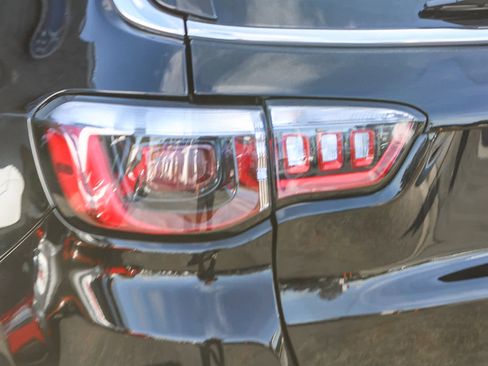 Used 2022 Jeep Compass Latitude FWD image 7