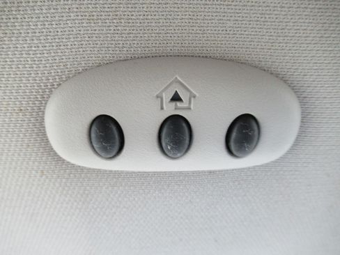 Used 2015 Chrysler Town & Country Touring FWD image 36
