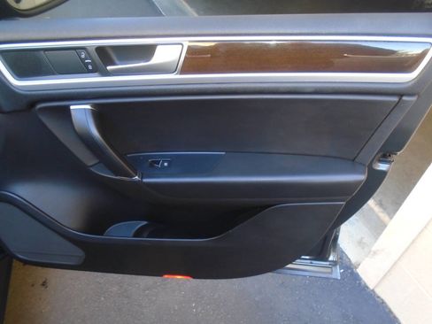 Used 2016 Volkswagen Touareg TDI image 35