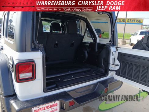Used 2023 Jeep Wrangler Unlimited Rubicon w/ Cold Weather Group AWD/4WD image 32